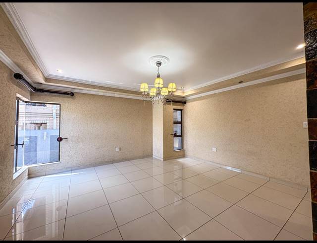 5 BEDROOM HOUSE FOR SALE IN HELDERWYK